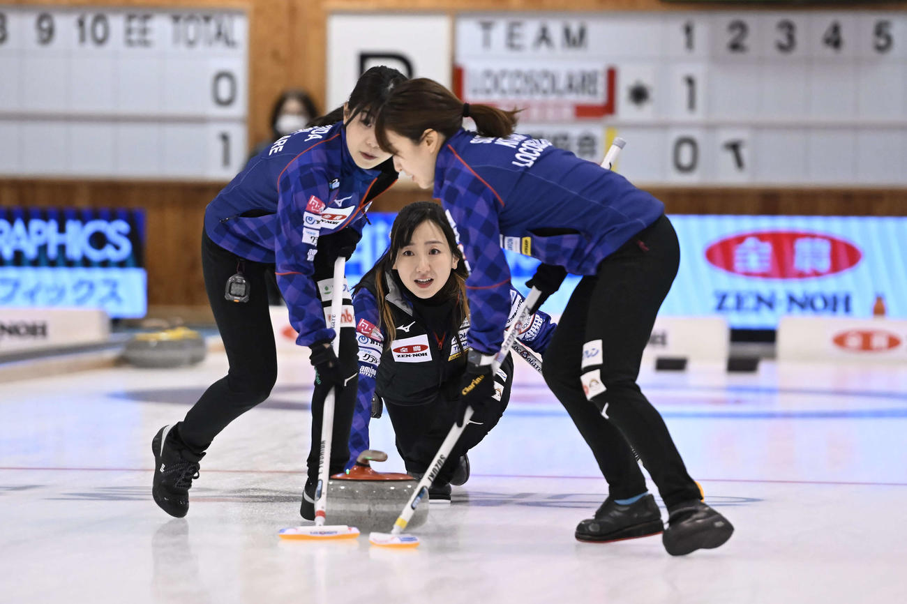 女子1次リーグでプレーするロコ・ソラーレ（C）JCA IDE