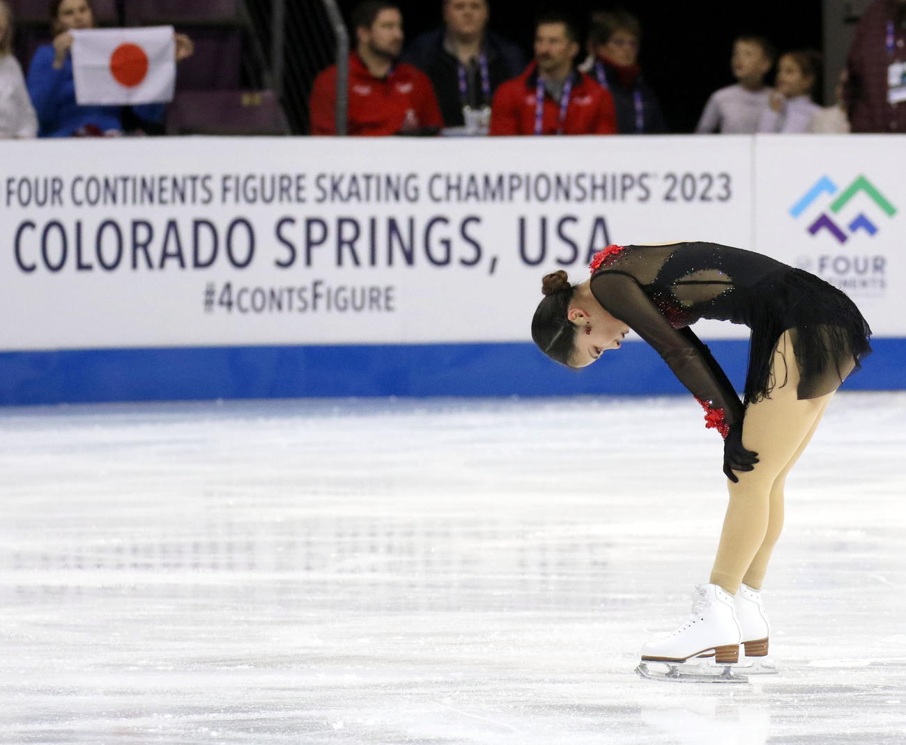 フィギュアスケート4大陸選手権　標高1800メートル超の高地での女子SPで完全燃焼し、膝に手をつく渡辺倫果（撮影・木下淳）