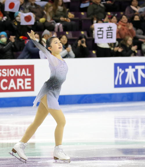 フィギュアスケート4大陸選手権　女子SPで名前のバナーをバックに観客席へ感謝する千葉百音（撮影・木下淳）