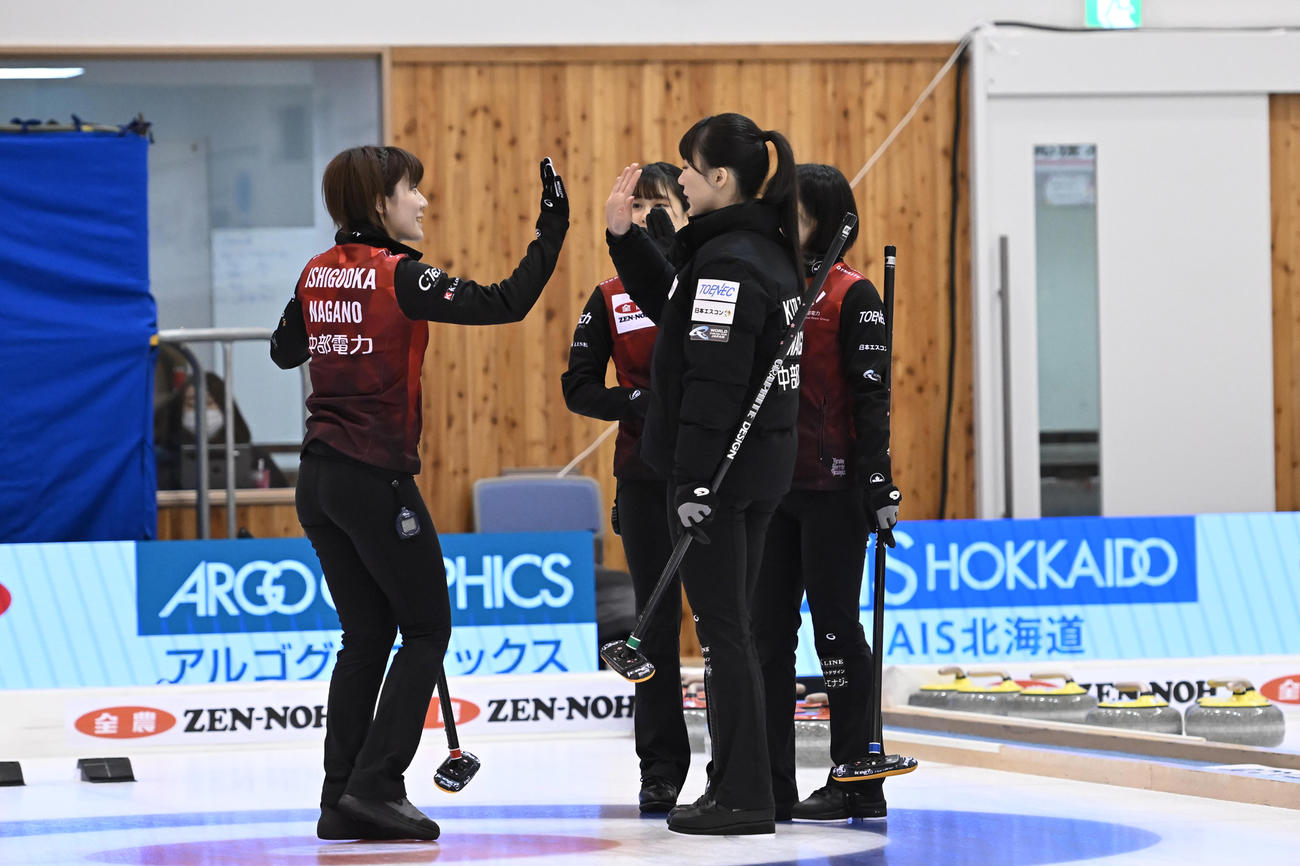 ロコ・ソラーレ戦、ハイタッチする中部電力の選手（C）JCA IDE