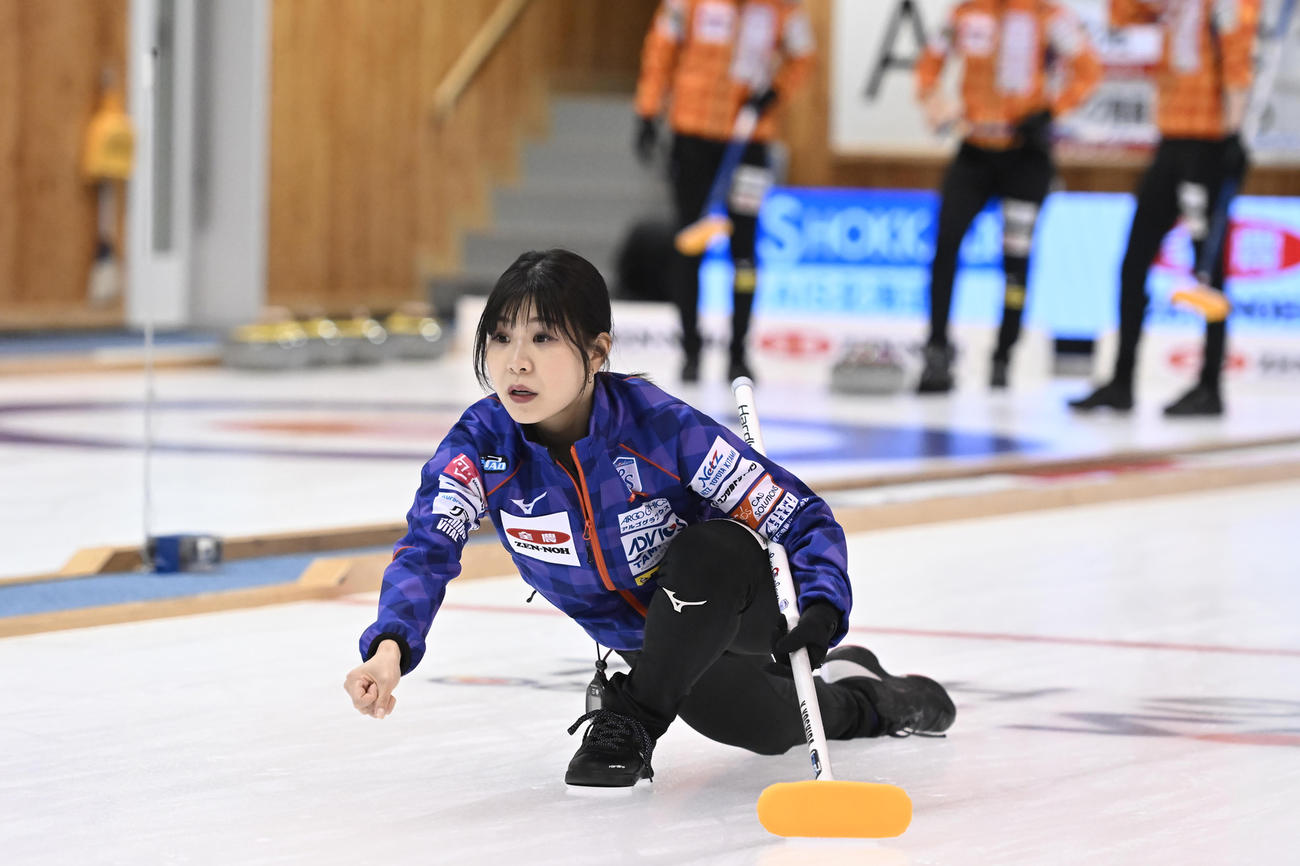 中部電力戦、ストーンを投げるロコ・ソラーレ吉田夕梨花（C）JCA IDE