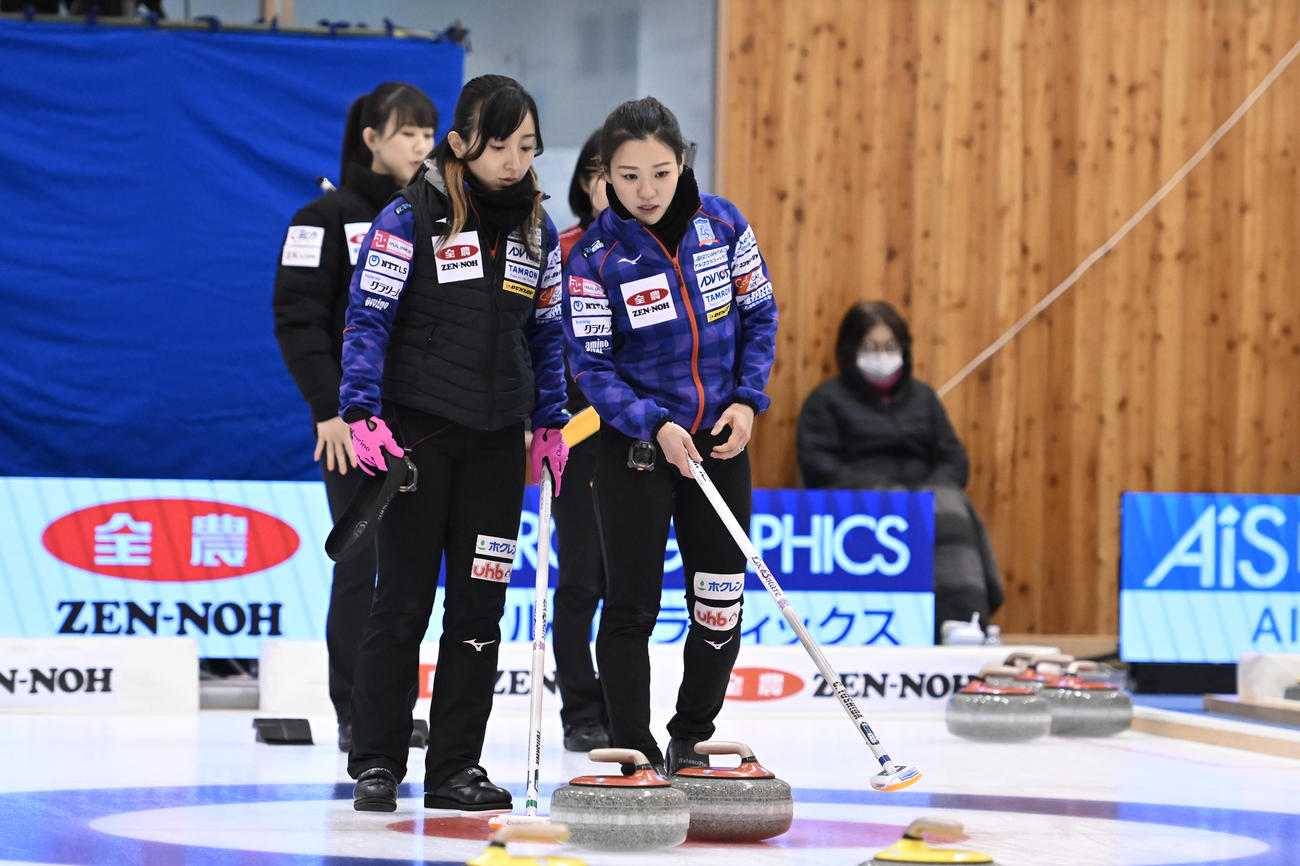 中部電力戦、作戦を練るロコ・ソラーレ藤沢五月（左）と吉田知那美（C）JCA IDE