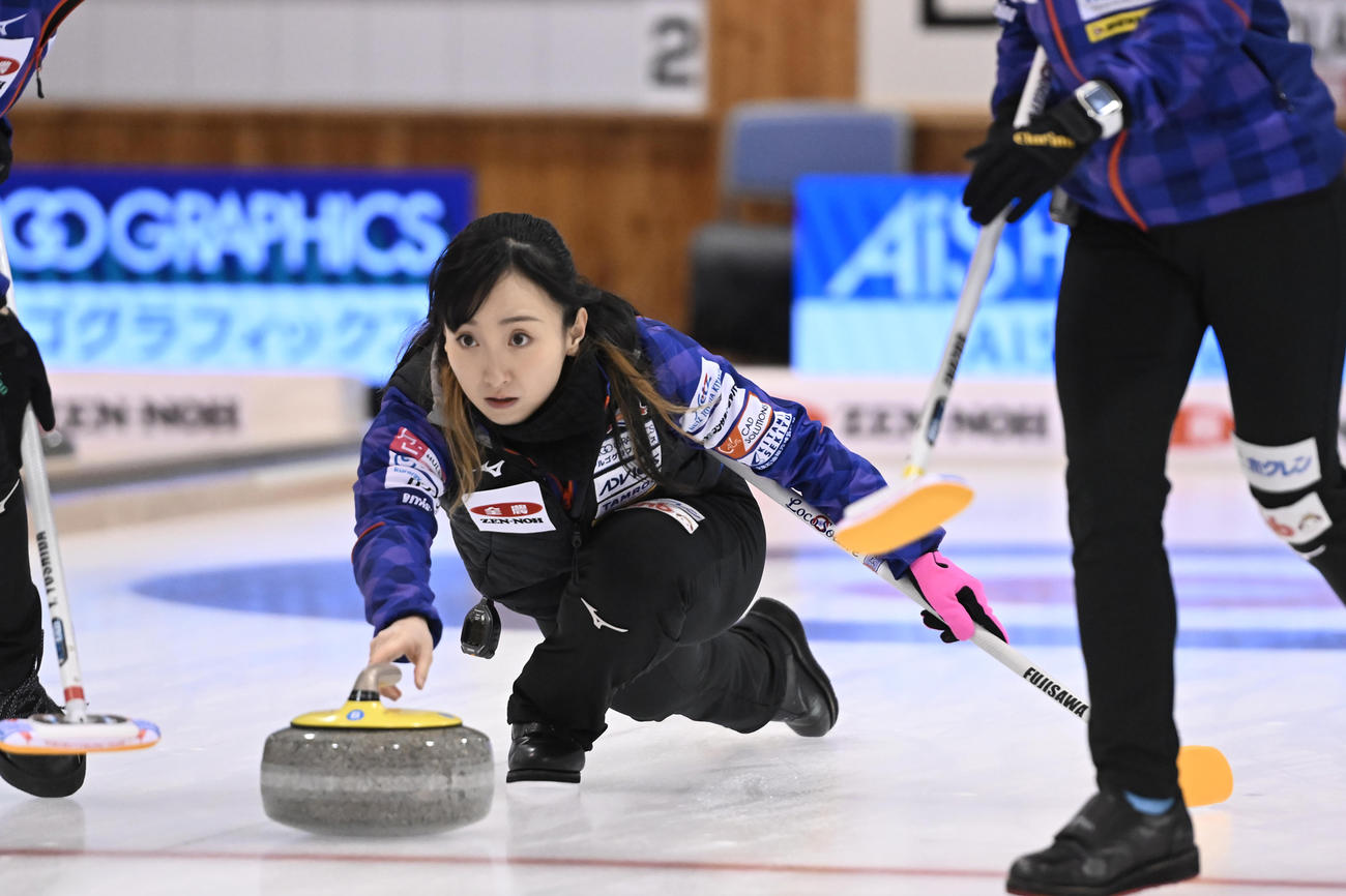 中部電力戦、ストーンを投げるロコ・ソラーレ藤沢五月（C）JCA IDE