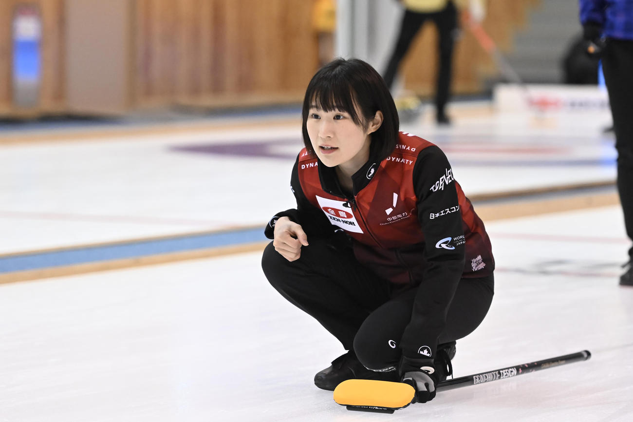 ロコ・ソラーレ戦、ストーンの行方を見る中部電力の中嶋星奈（C）JCA IDE
