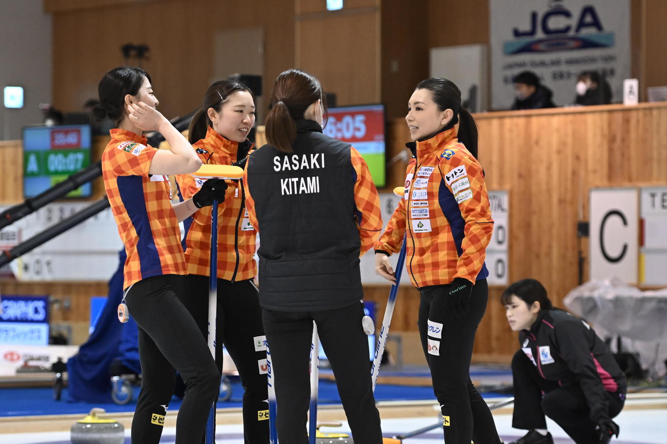 ロコ・ソラーレ戦に臨んだLS北見の本橋麻里（中央右）（C）JCA IDE