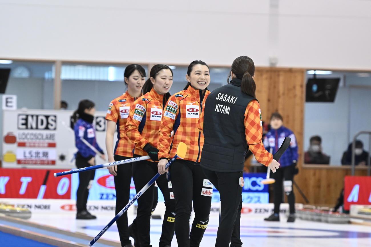 ロコ・ソラーレ戦に臨んだLS北見の本橋麻里ら（C）JCA IDE