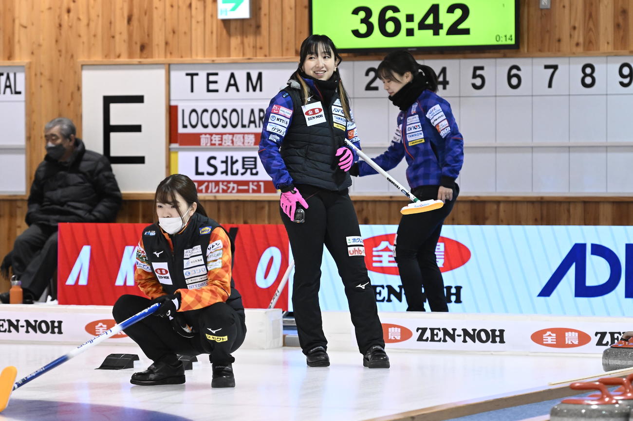 LS北見戦に臨んだロコ・ソラーレ藤沢五月（中央）（C）JCA IDE