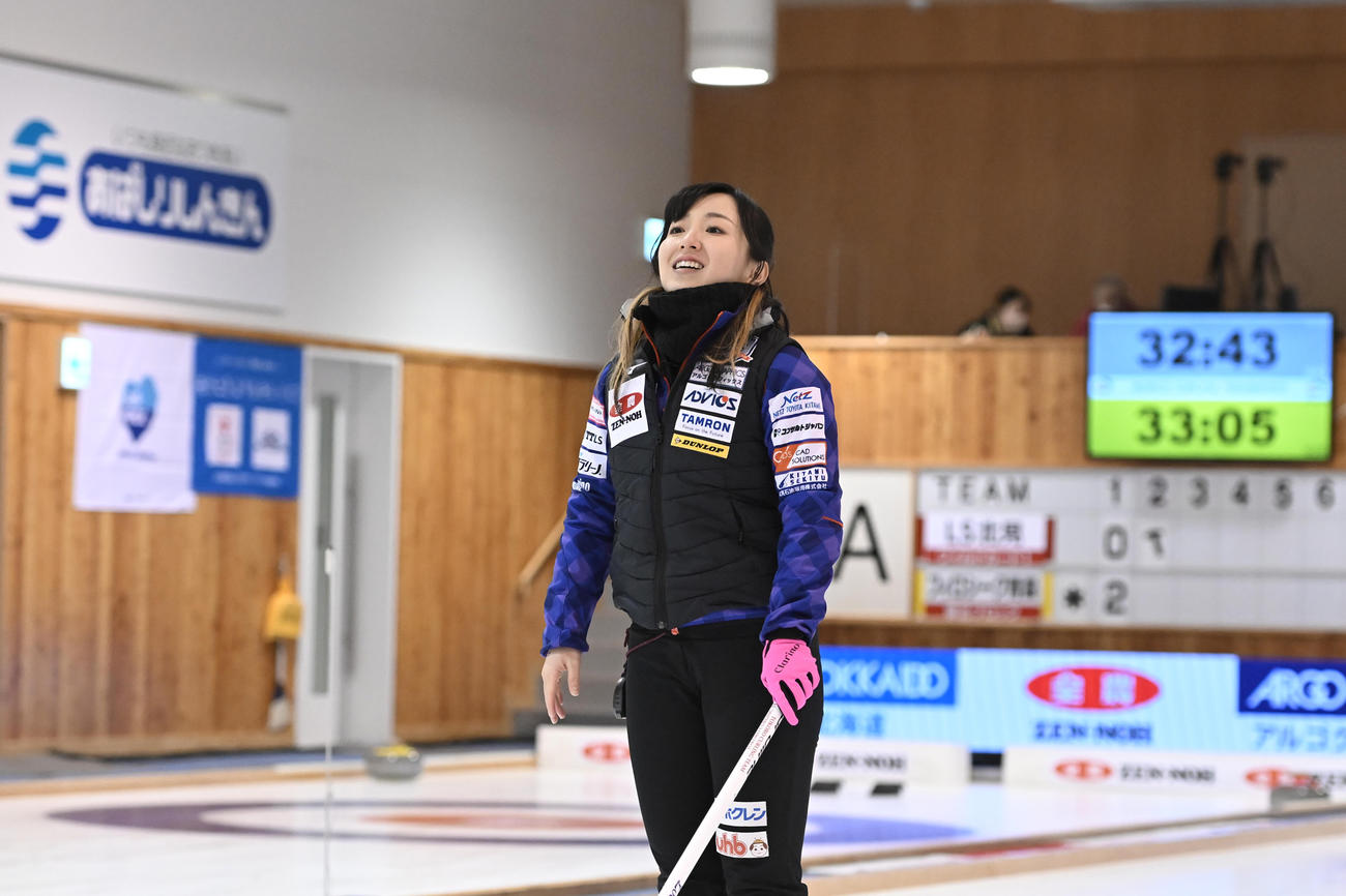 中部電力戦、ストーンの行方を追うロコ・ソラーレ藤沢五月（C）JCA IDE