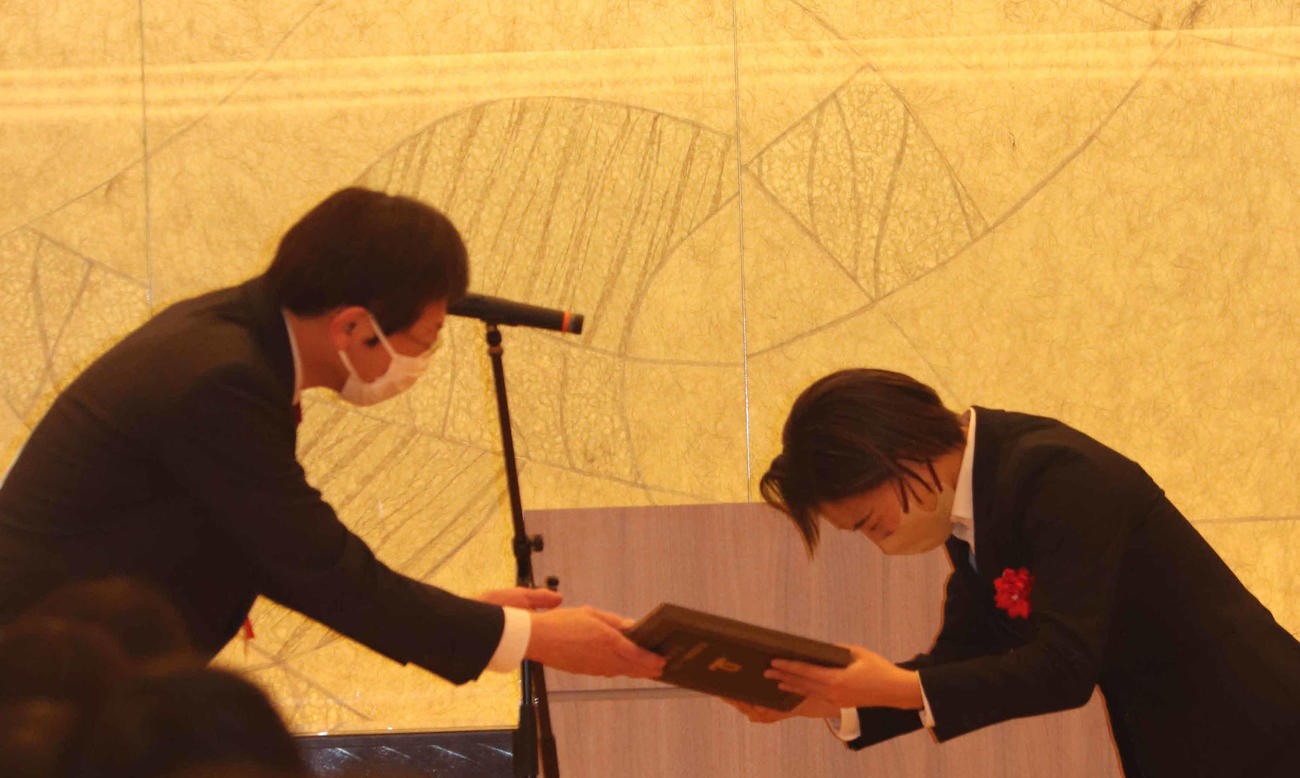 たてを受け取る坂本花織（撮影・竹本穂乃加）＝2023年2月2日、神戸市内