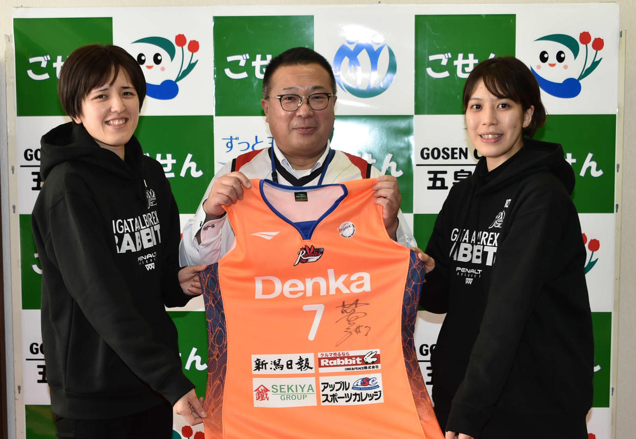 田辺市長（中央）にユニホームを贈呈した北川（左）と西垂水
