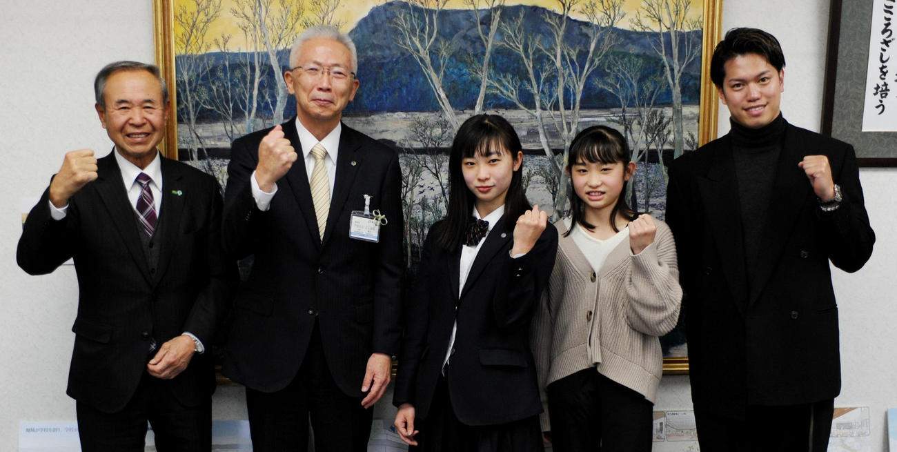 左から河島直明スポーツ協会会長、山本教育長、山田琵、山田彩、YU－YA氏