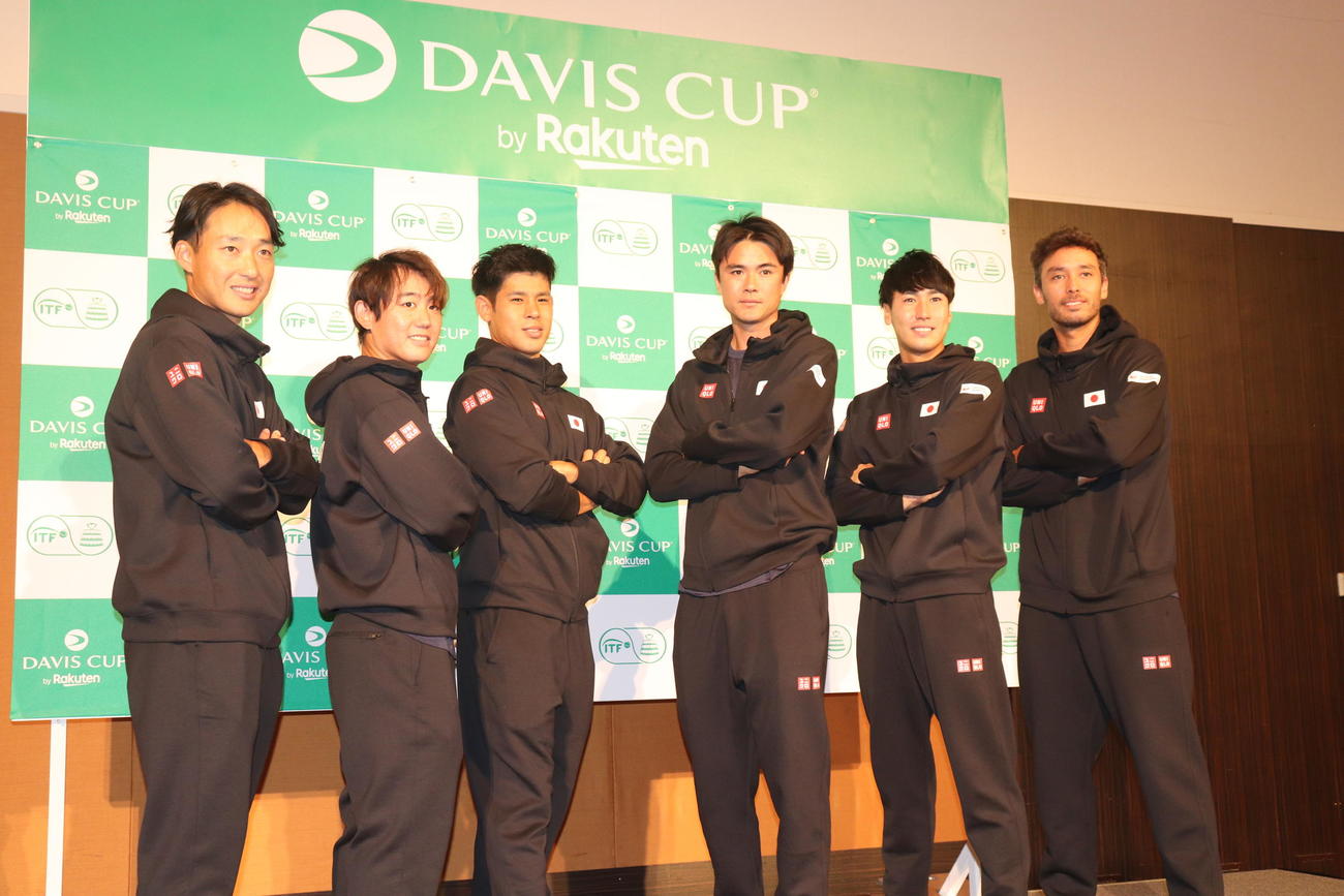 抽選式に出席した日本選手ら。左から添田豪監督、西岡良仁、内田海智、ダニエル太郎、綿貫陽介、マクラクラン勉（撮影・竹本穂乃加）