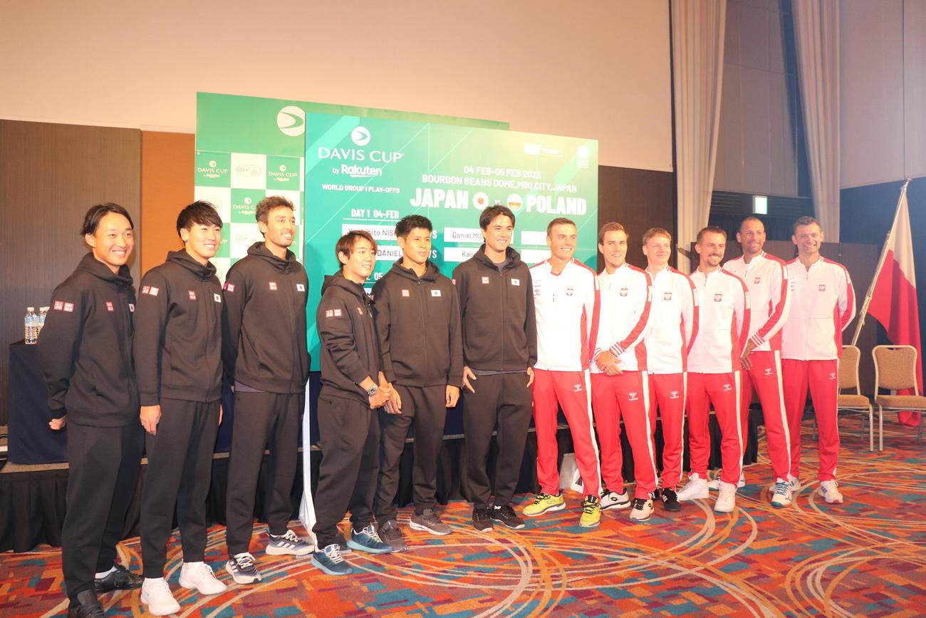 抽選式に出席した黒ジャージーの日本選手と白ジャージーのポーランド選手（撮影・竹本穂乃加）