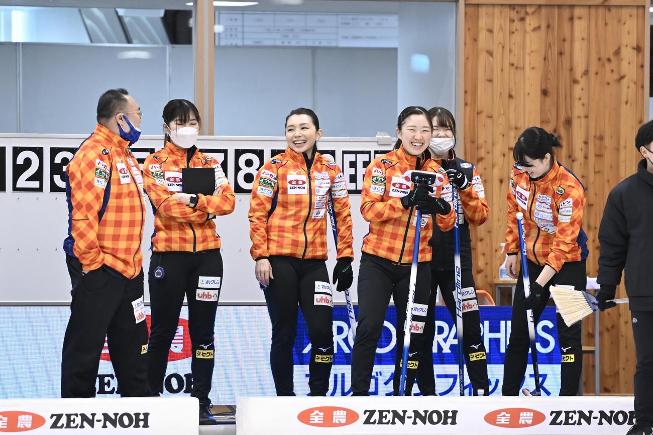 ロコ・ソラーレ戦に臨んだLS北見。左から3人目が本橋麻里(c)JCA IDE
