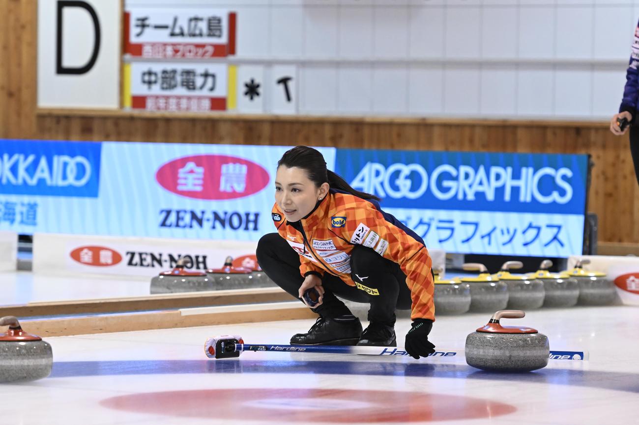 ロコ・ソラーレ戦に臨んだLS北見。本橋麻里が試合の行方を見詰めた(c)JCA IDE