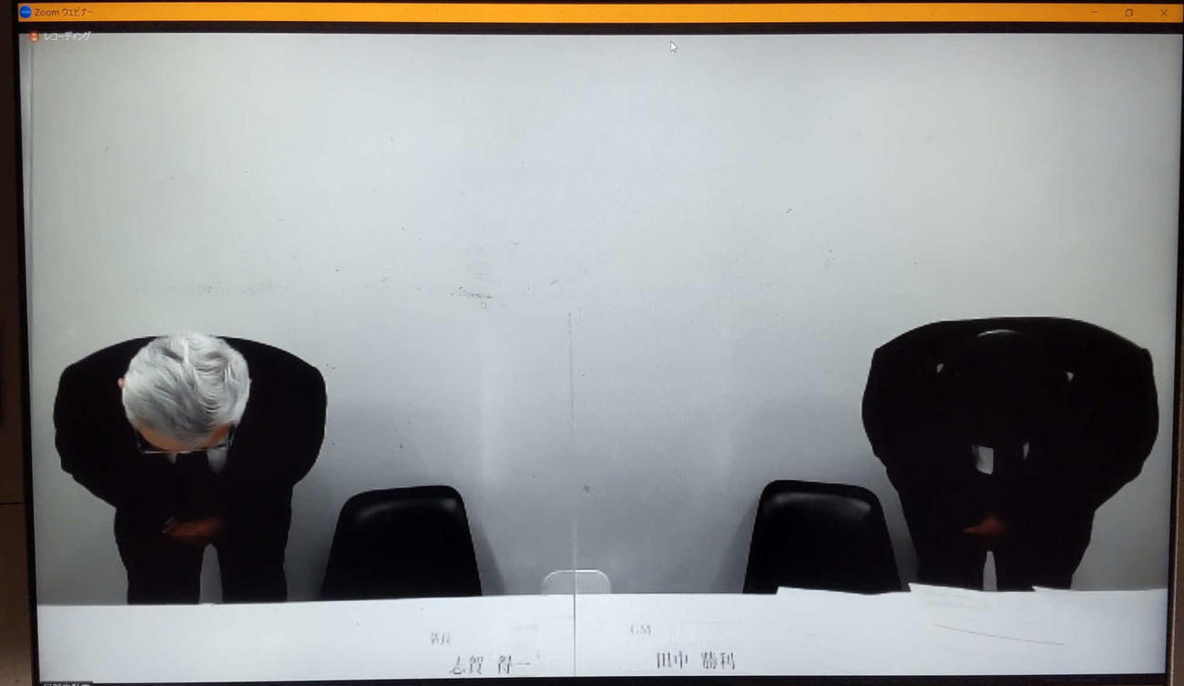会見で謝罪する日野の志賀部長（左）と田中GM