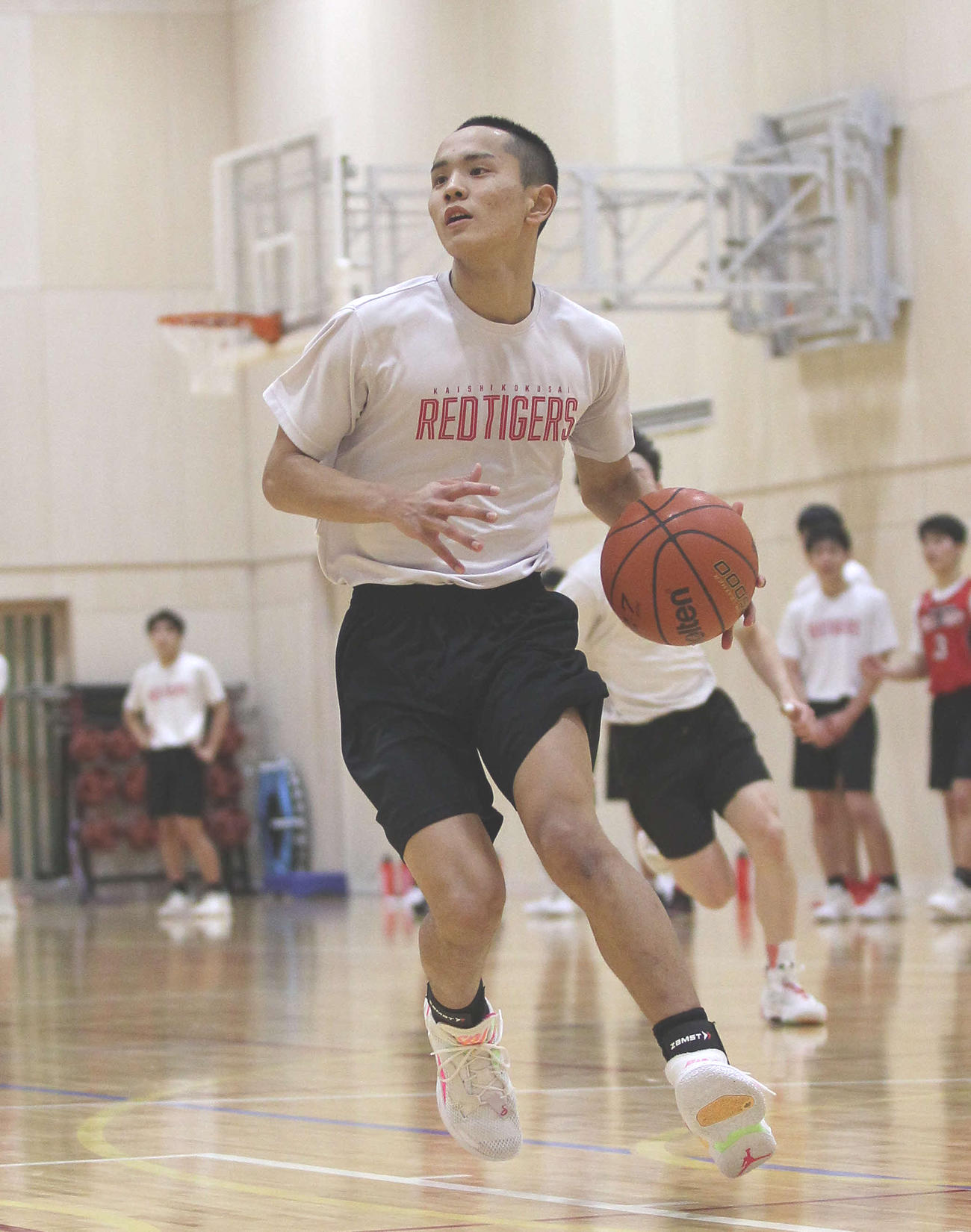 ドリブルで切り込むSG平良