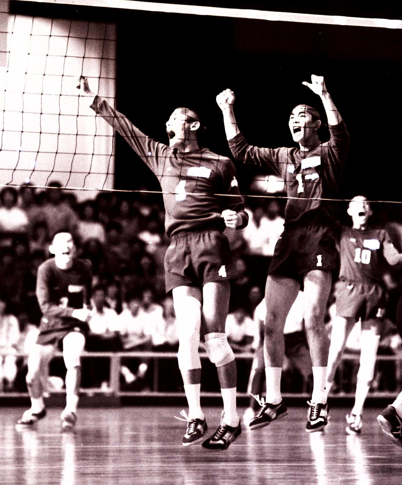 バレーボール男子決勝　東海大四対深谷　得点し喜ぶ東海大四の選手たち（1987年8月5日撮影）