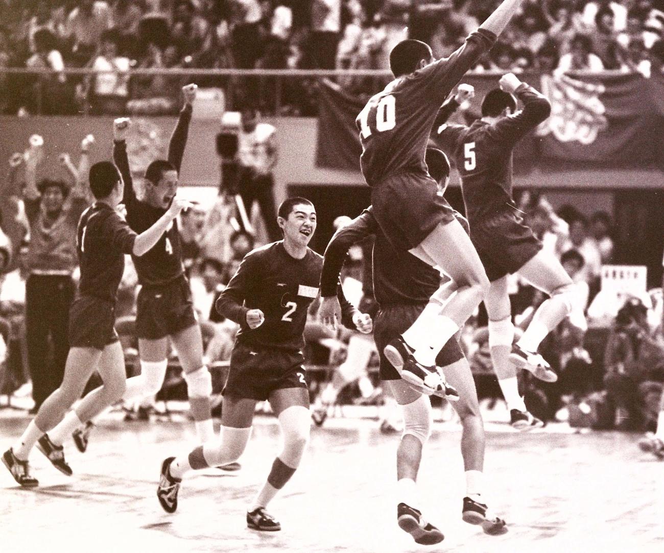 バレーボール男子決勝　東海大四対深谷　優勝し歓喜する東海大四の選手たち（1987年8月5日撮影）