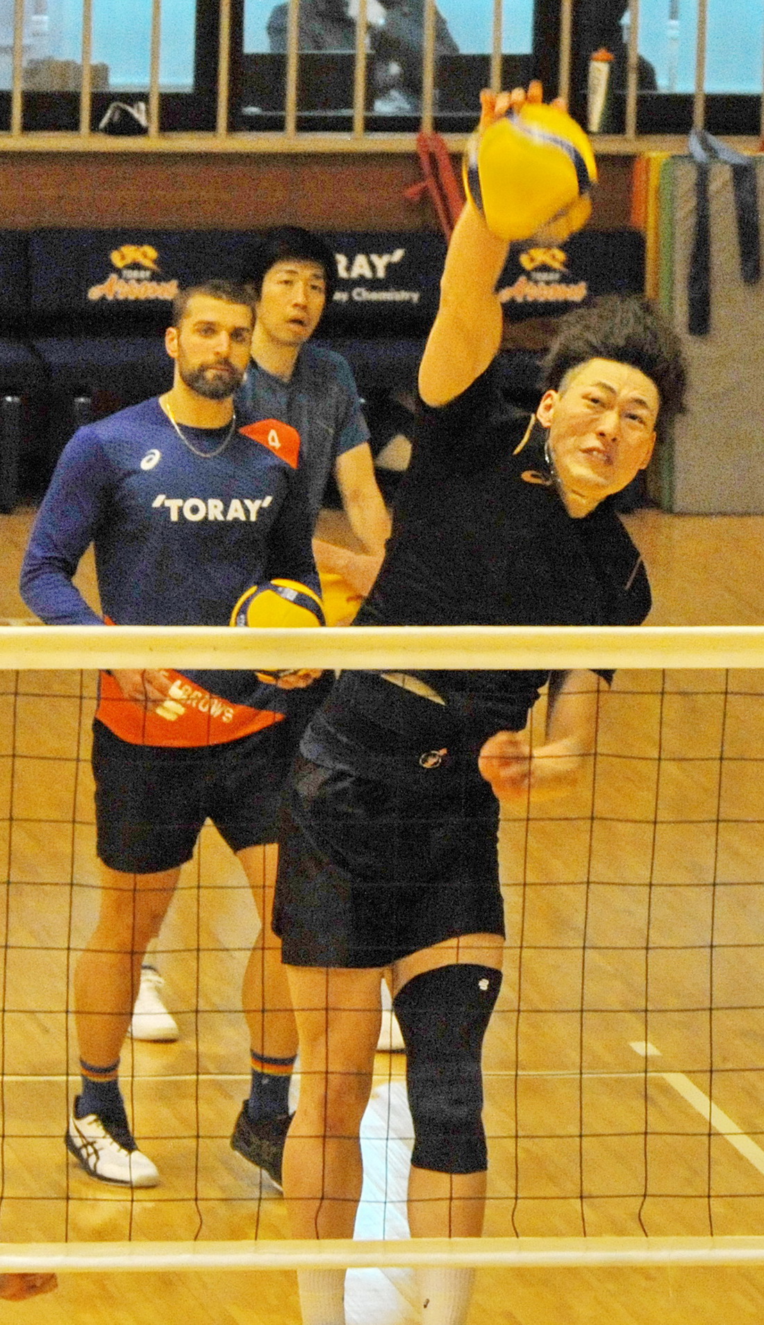スパイク練習に励む東レMB西本（手前）　
