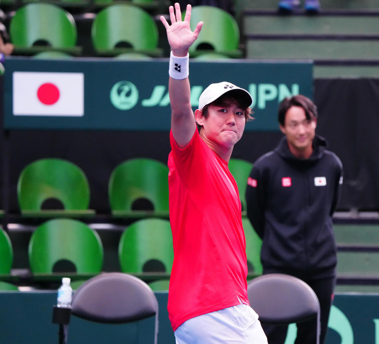 デビスカップ国別対抗戦　日本対ポーランド　西岡良仁対ダニエル・ミハルスキ　勝利しファンの歓声に手を振る西岡（撮影・清水貴仁）