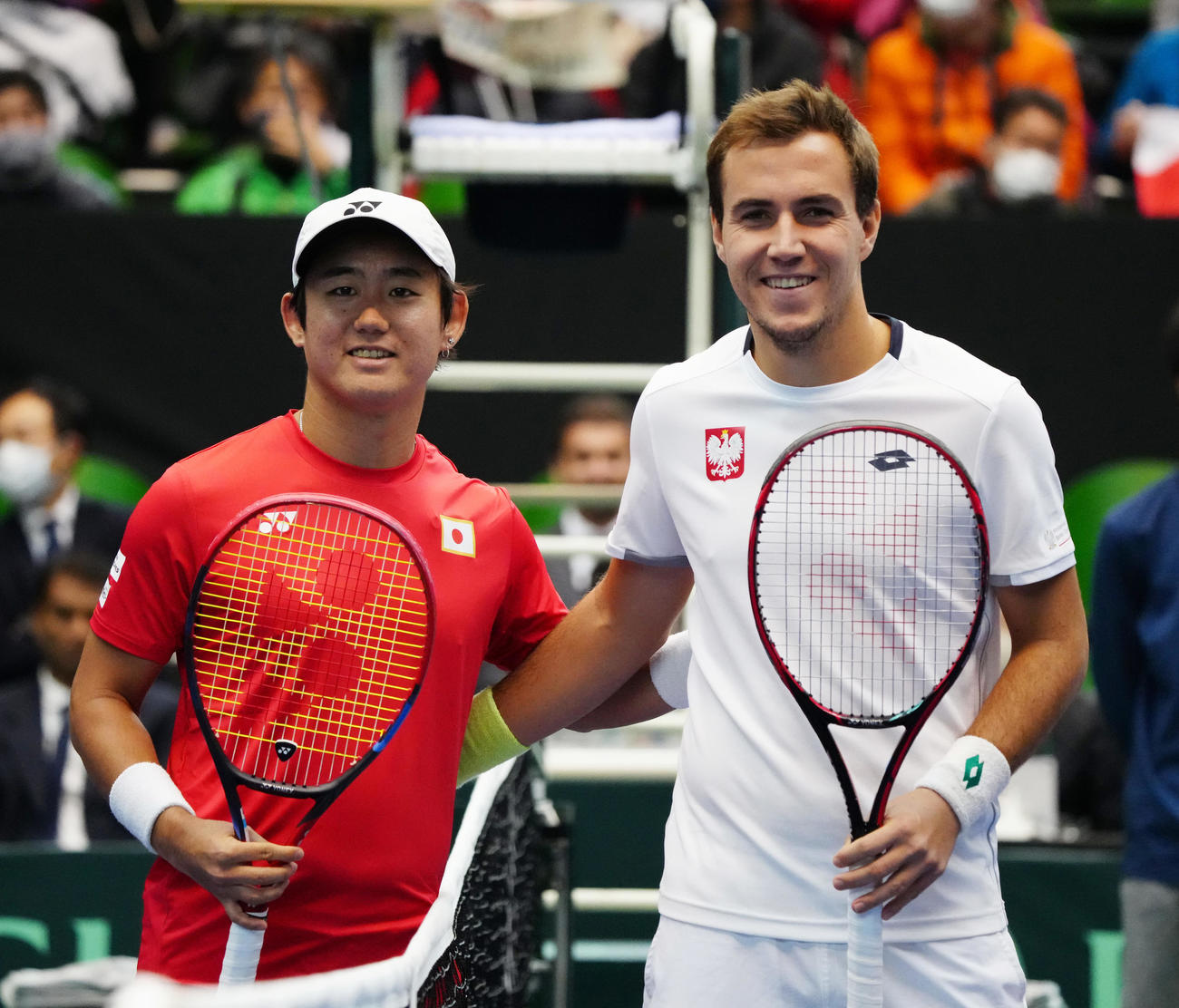 デビスカップ国別対抗戦　日本対ポーランド　試合を前に記念撮影を行う西岡良仁（左）とダニエル・ミハルスキ　（撮影・清水貴仁）