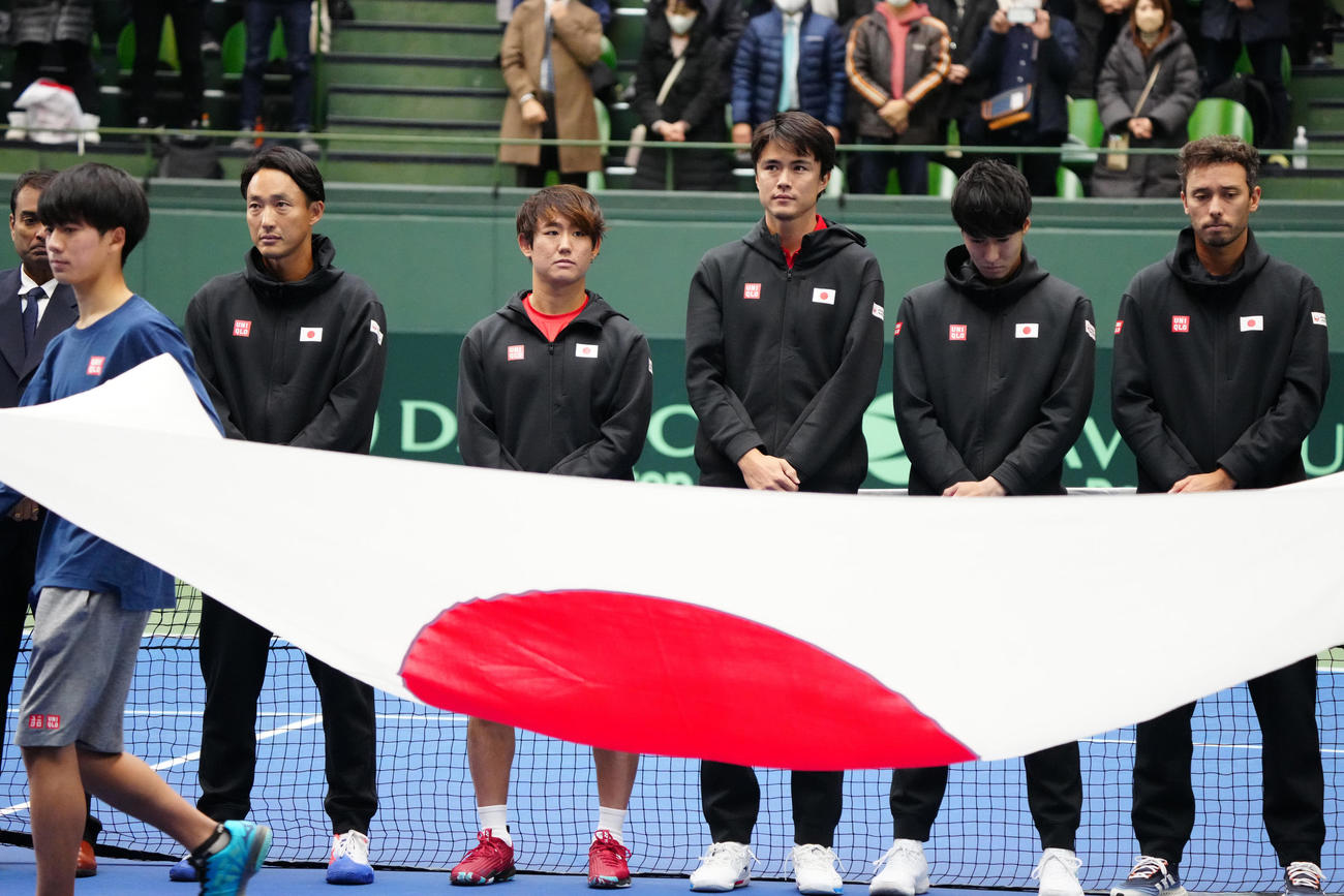デビスカップ国別対抗戦　日本対ポーランド　試合を前にセレモニーで整列する日本の選手たち　（撮影・清水貴仁）＝