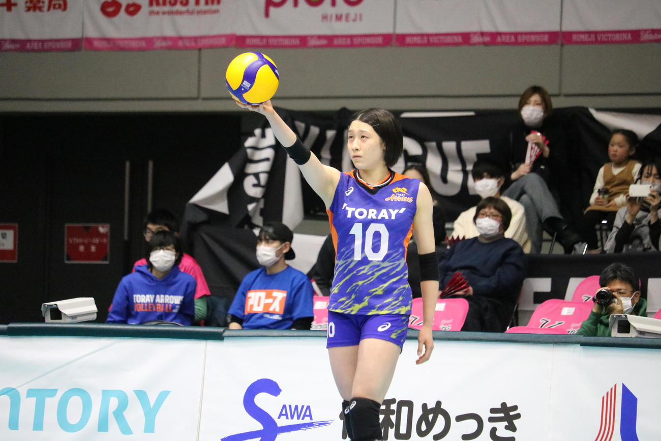サーブを放つ東レの石川真佑