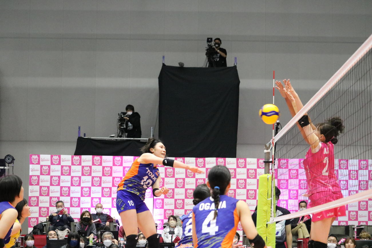 スパイクを放つ東レの石川真佑
