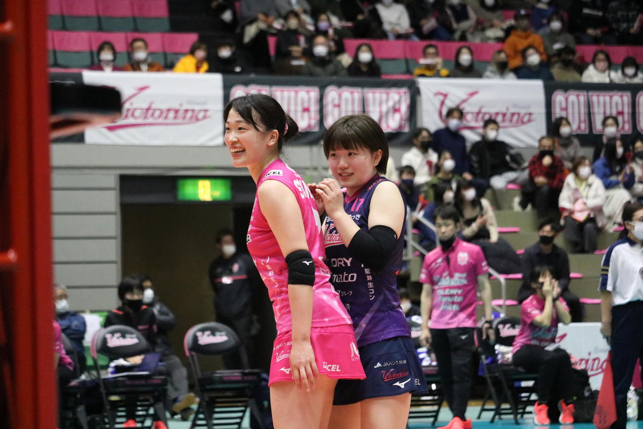 姫路の桜井美樹（左）と清田萌