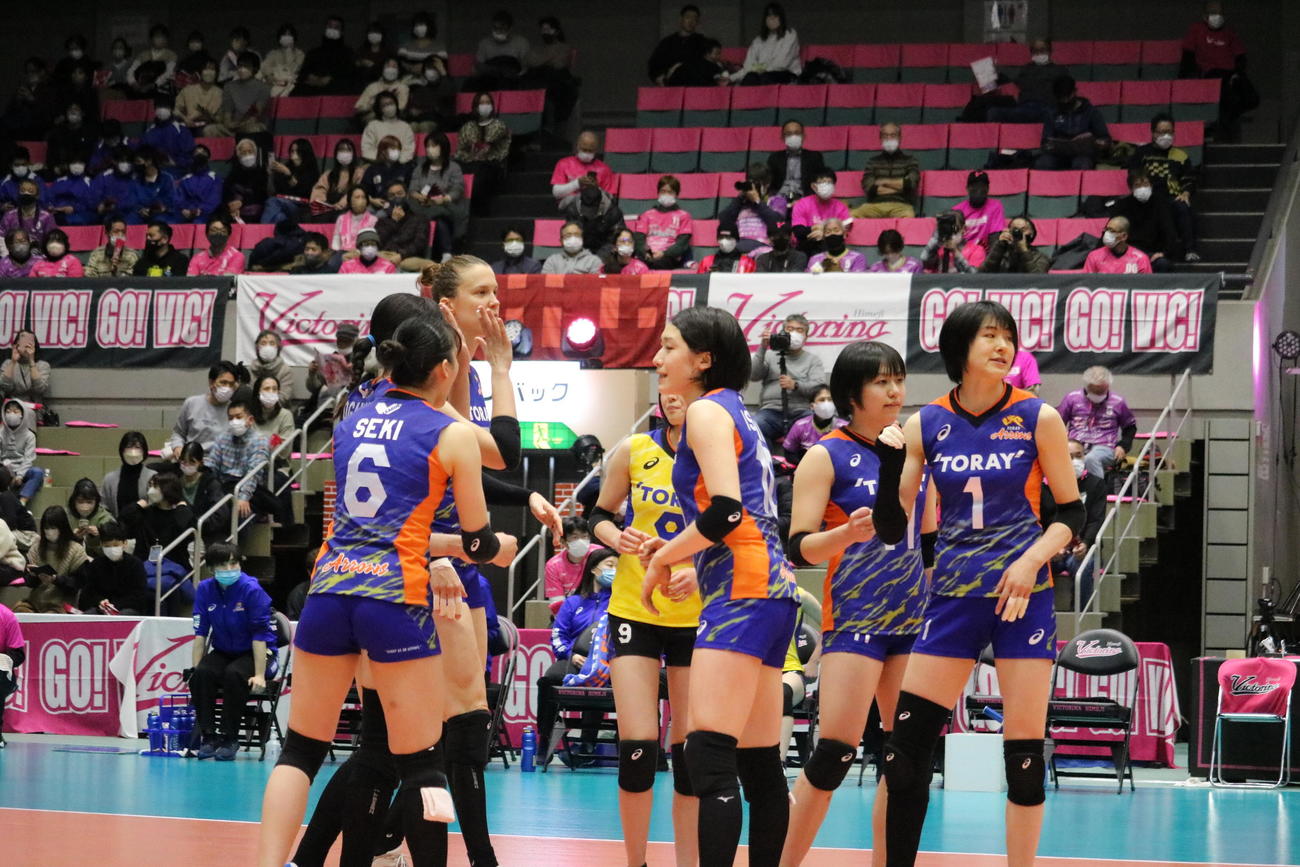 試合中に輪になる東レのメンバー
