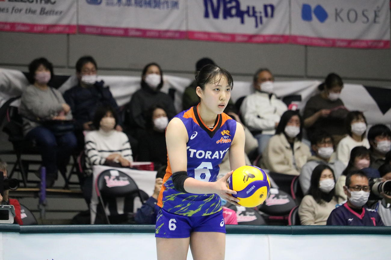 サーブを放つ東レの関奈々巳