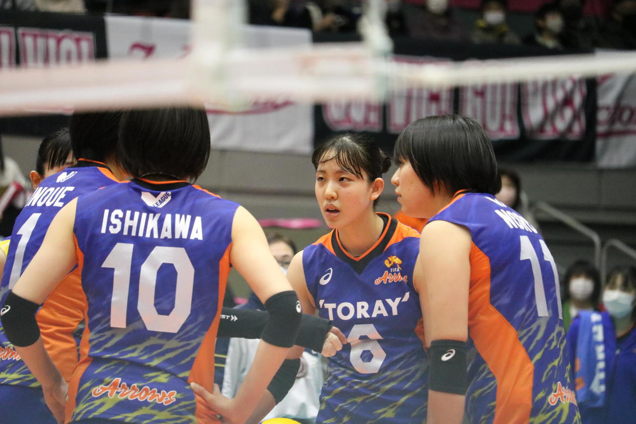 試合中に指示を出す東レの関奈々巳