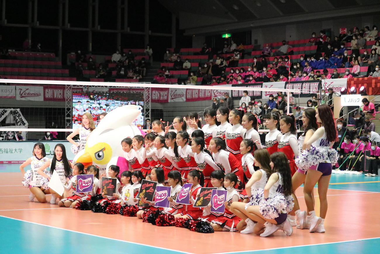 Vリーグの姫路対東レを盛り上げたチアガールのメンバー