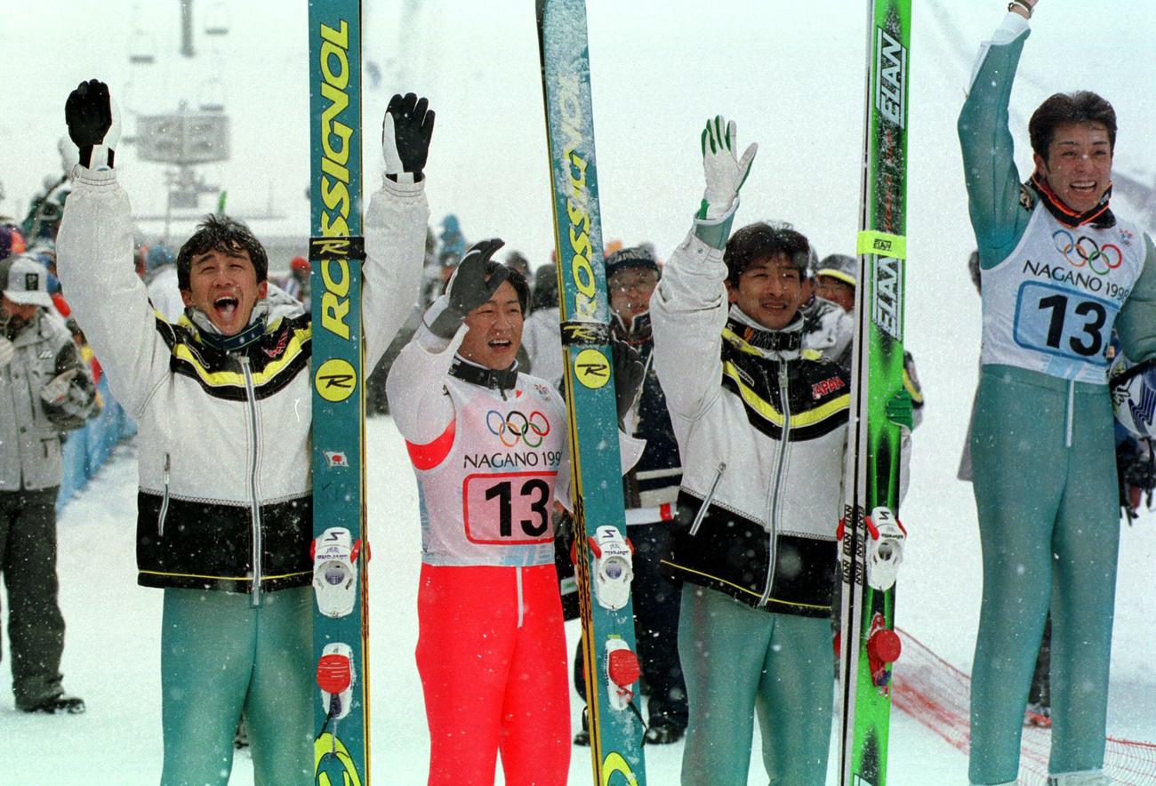 98年長野五輪ジャンプ団体で金メダルを獲得し笑顔をみせる（左から）原田雅彦、岡部孝信、斎藤浩哉、船木和喜