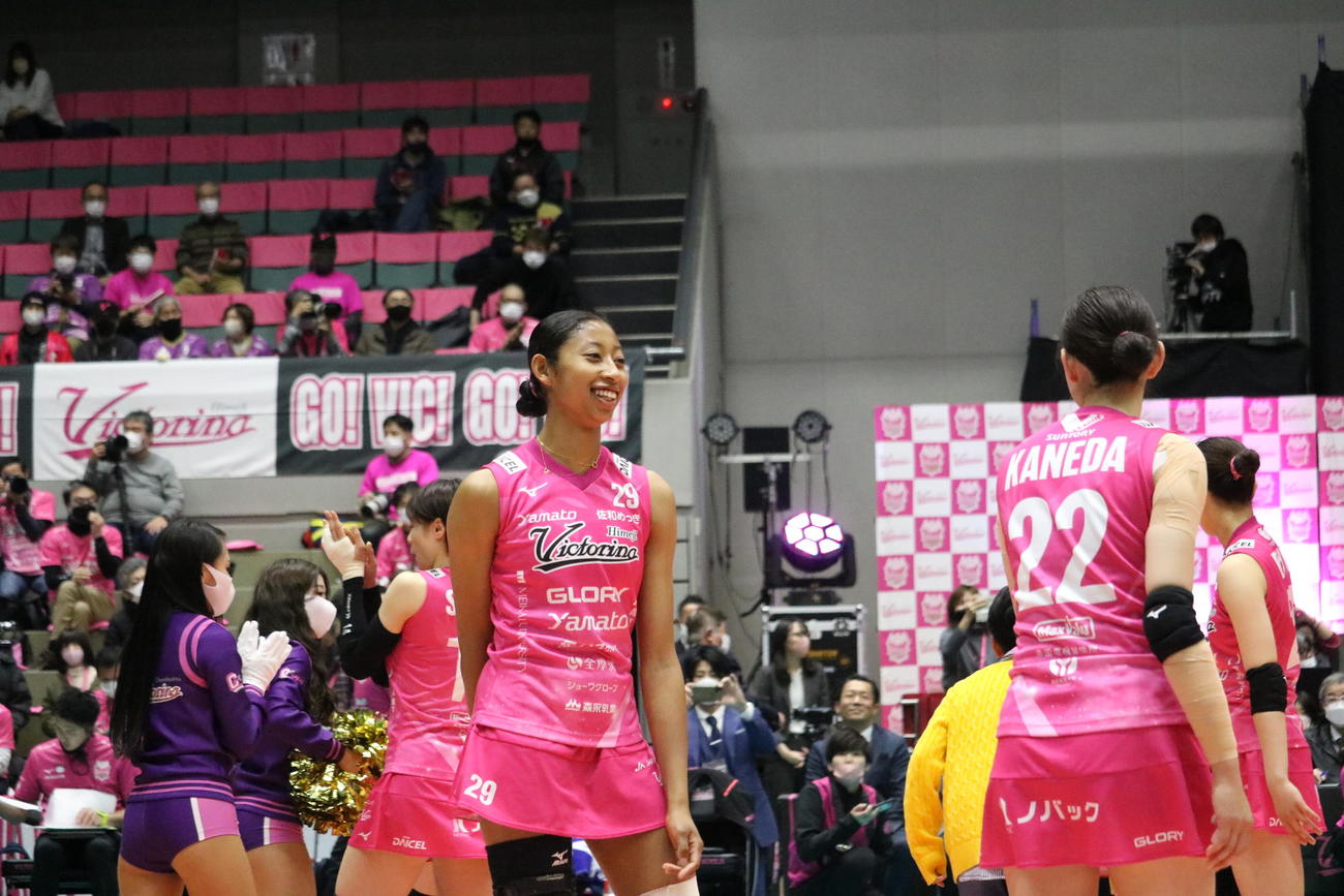 試合中に笑顔を見せる姫路の宮部藍梨