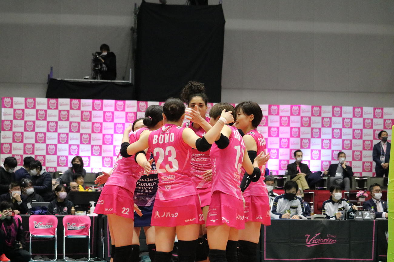 試合中に輪を組む姫路のメンバー