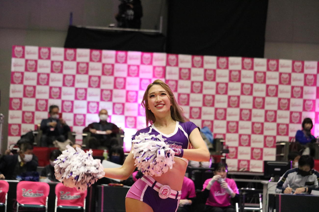 姫路対東レ戦で第1セット終了後に場内を盛り上げるチアガール