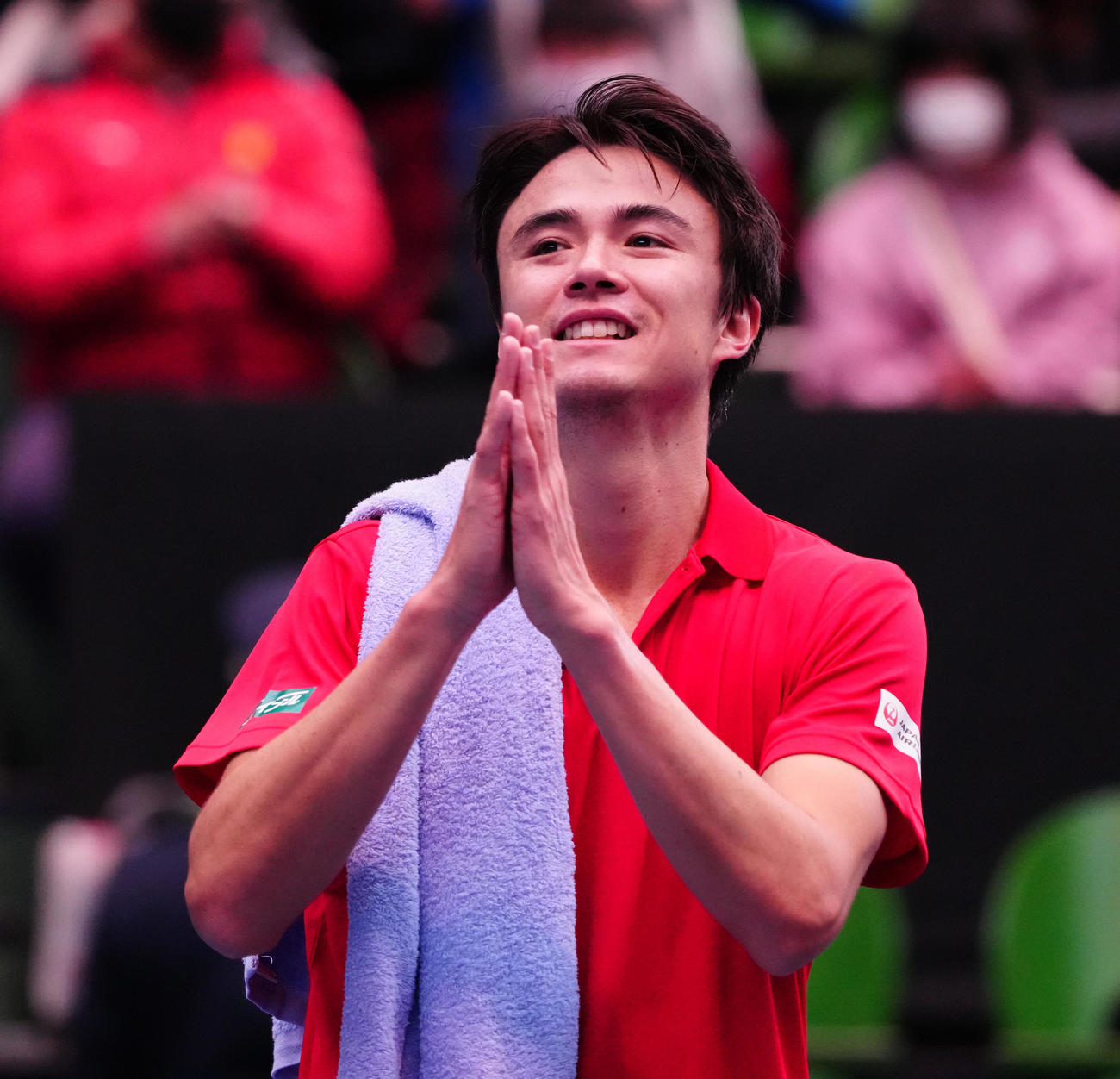 デビスカップ国別対抗戦　日本対ポーランド　ダニエル太郎対カツペル・ズク　試合後、ファンの歓声に応えるダニエル（撮影・清水貴仁）