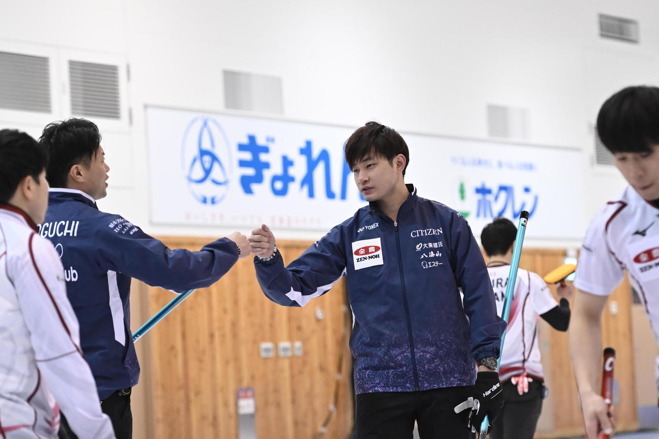 北見協会に勝利を収めてグータッチするSC軽井沢クラブの■（■は木ヘンに却の去がタ）沢（C）JCA IDE