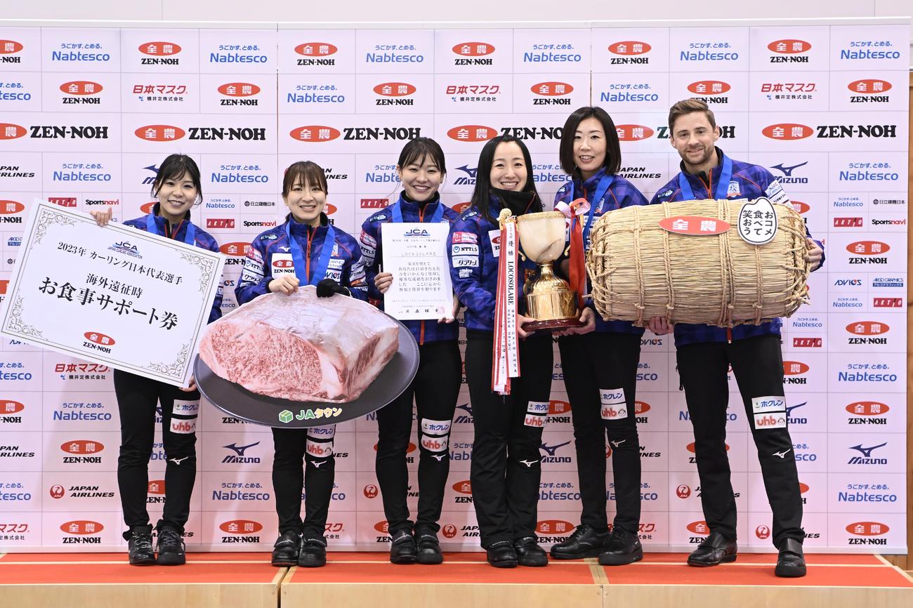 カーリング日本選手権　表彰式でトロフィーや副賞を手に笑顔のロコ・ソラーレ（C）JCA IDE