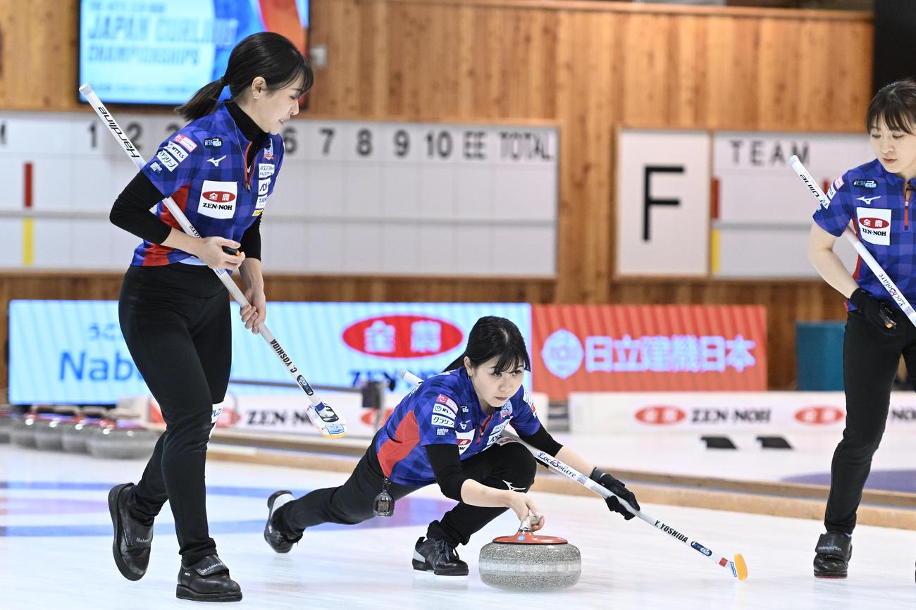 ストーンを投じるロコ・ソラーレ吉田夕梨花
