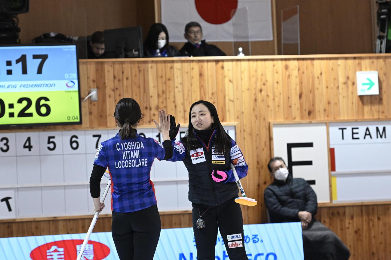 SC軽井沢クラブ戦　ロコ・ソラーレ吉田知那美とタッチする藤沢五月（C）JCA IDE