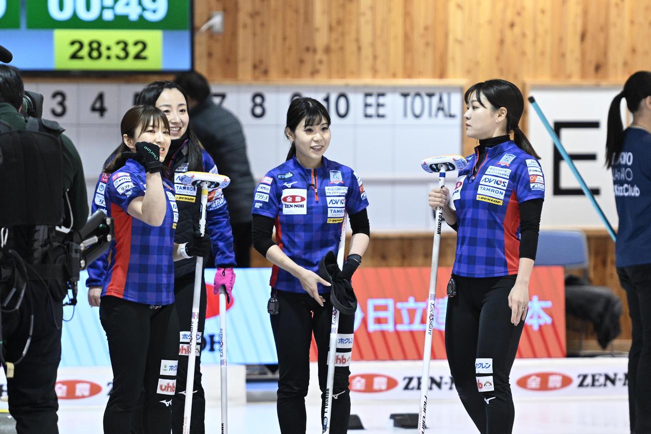 SC軽井沢クラブ戦　笑みを浮かべながら試合を見つめるロコ・ソラーレの選手たち（C）JCA IDE