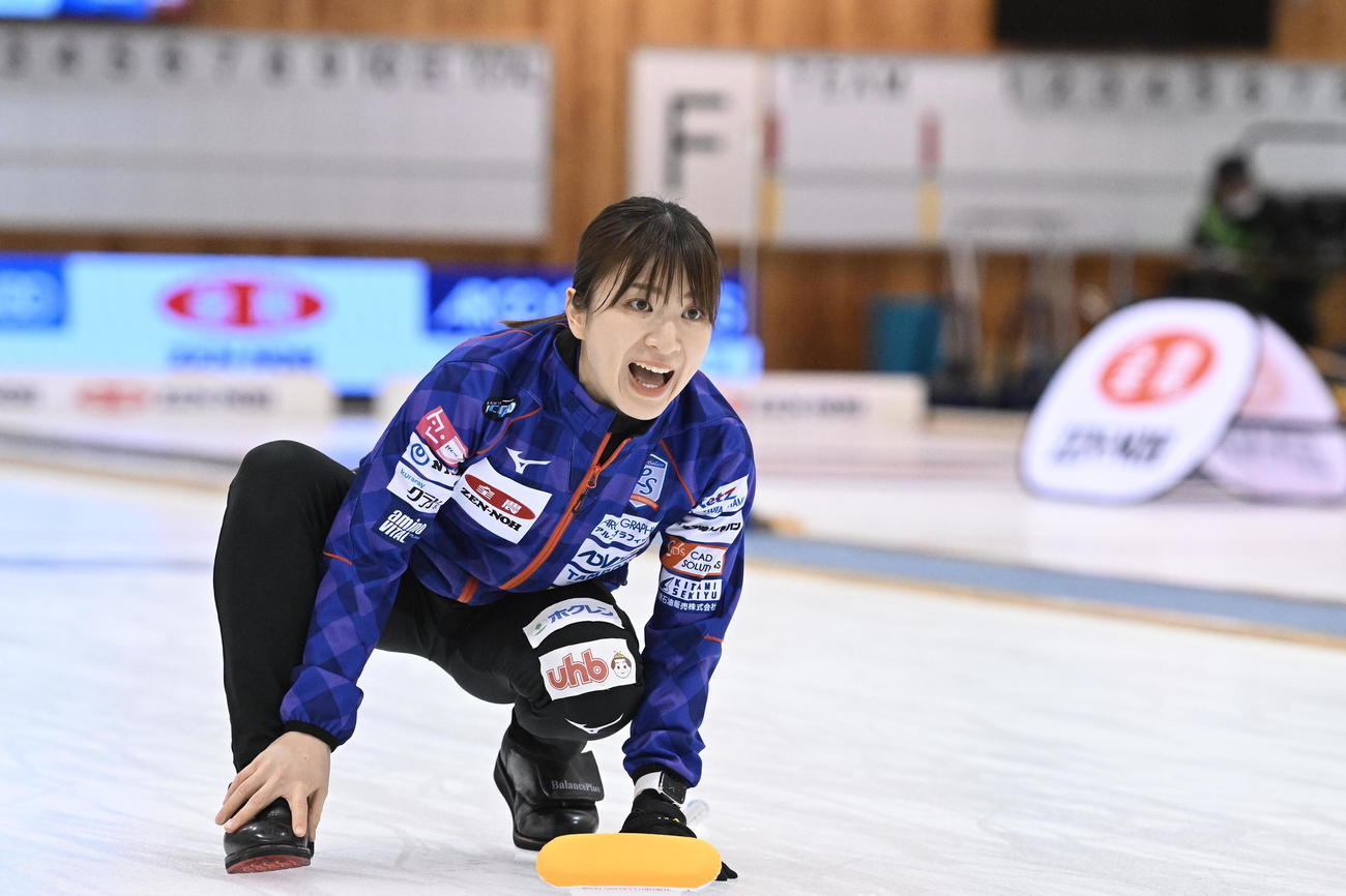 ロコ・ソラーレ対SC軽井沢　指示を出すロコ・ソラーレ鈴木（C）JCA IDE