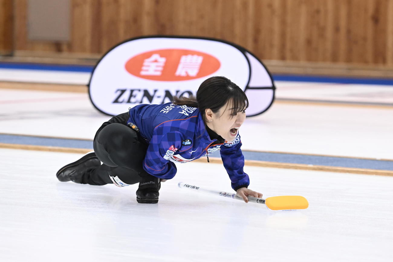 ロコ・ソラーレ対SC軽井沢　大声で指示を出すロコ・ソラーレ吉田知（C）JCA IDE