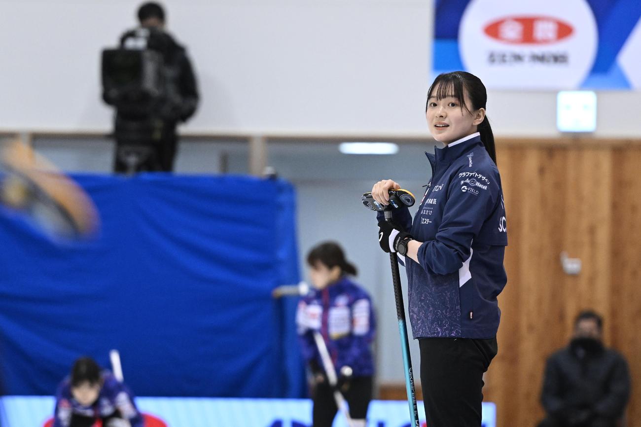 試合を見つめるSC軽井沢クラブ上野美優（C）JCA IDE