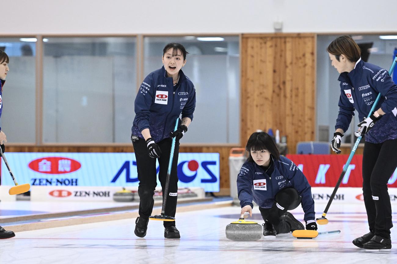 日本選手権女子決勝　ストーンを投じるSC軽井沢クラブ江並杏実。左は上野美優（C）JCA IDE