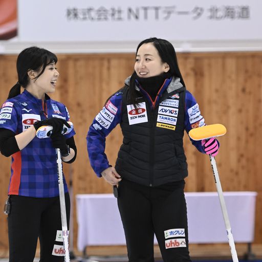 笑顔で会話するロコ・ソラーレ藤沢五月（C）JCA IDE