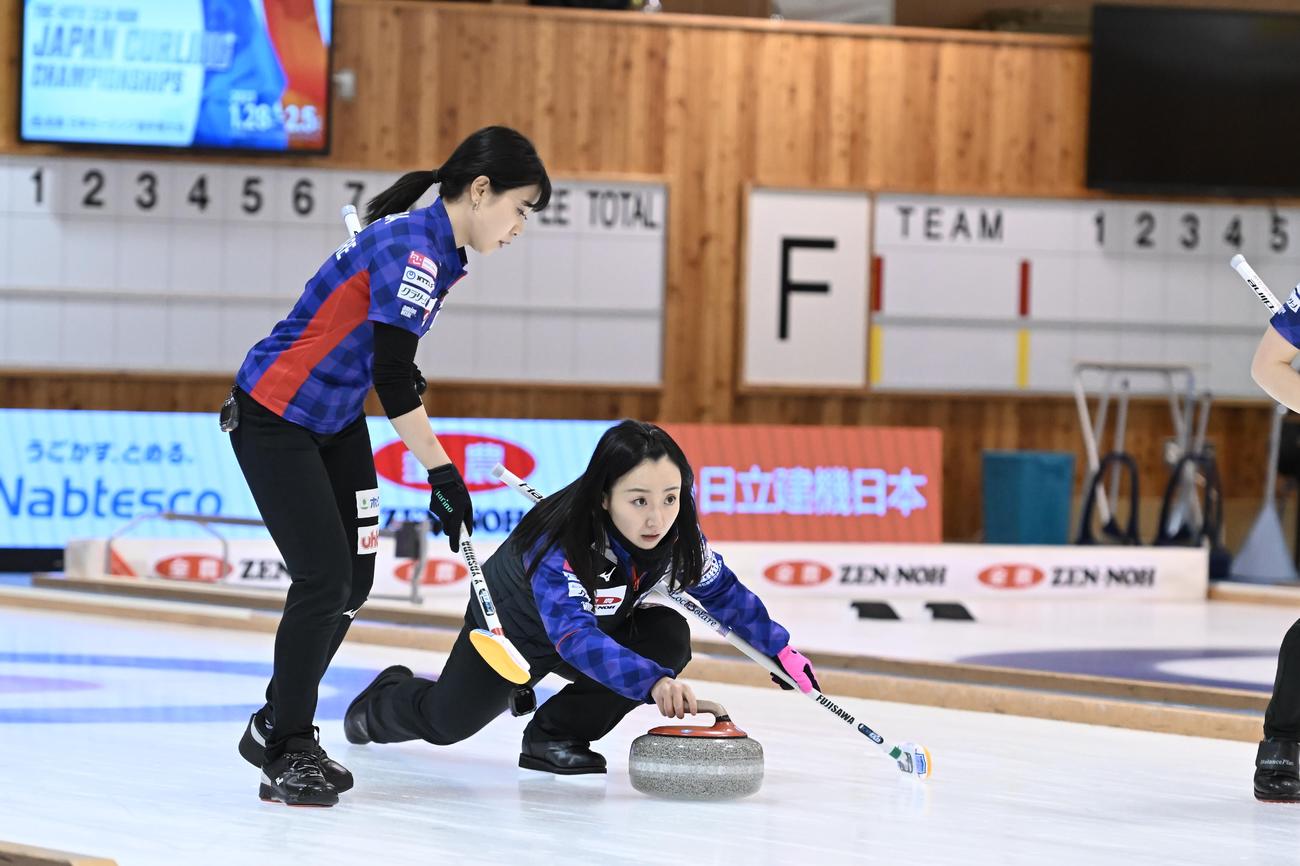 SC軽井沢クラブ戦　ストーンを投じるロコ・ソラーレ藤沢五月（C）JCA IDE